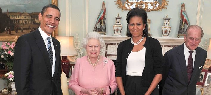 Η Μισέλ Ομπάμα αποκάλυψε τη στιγμή που η βασίλισσα Ελισάβετ της ζήτησε συνωμοτικά να σπάσουν το πρωτόκολλο